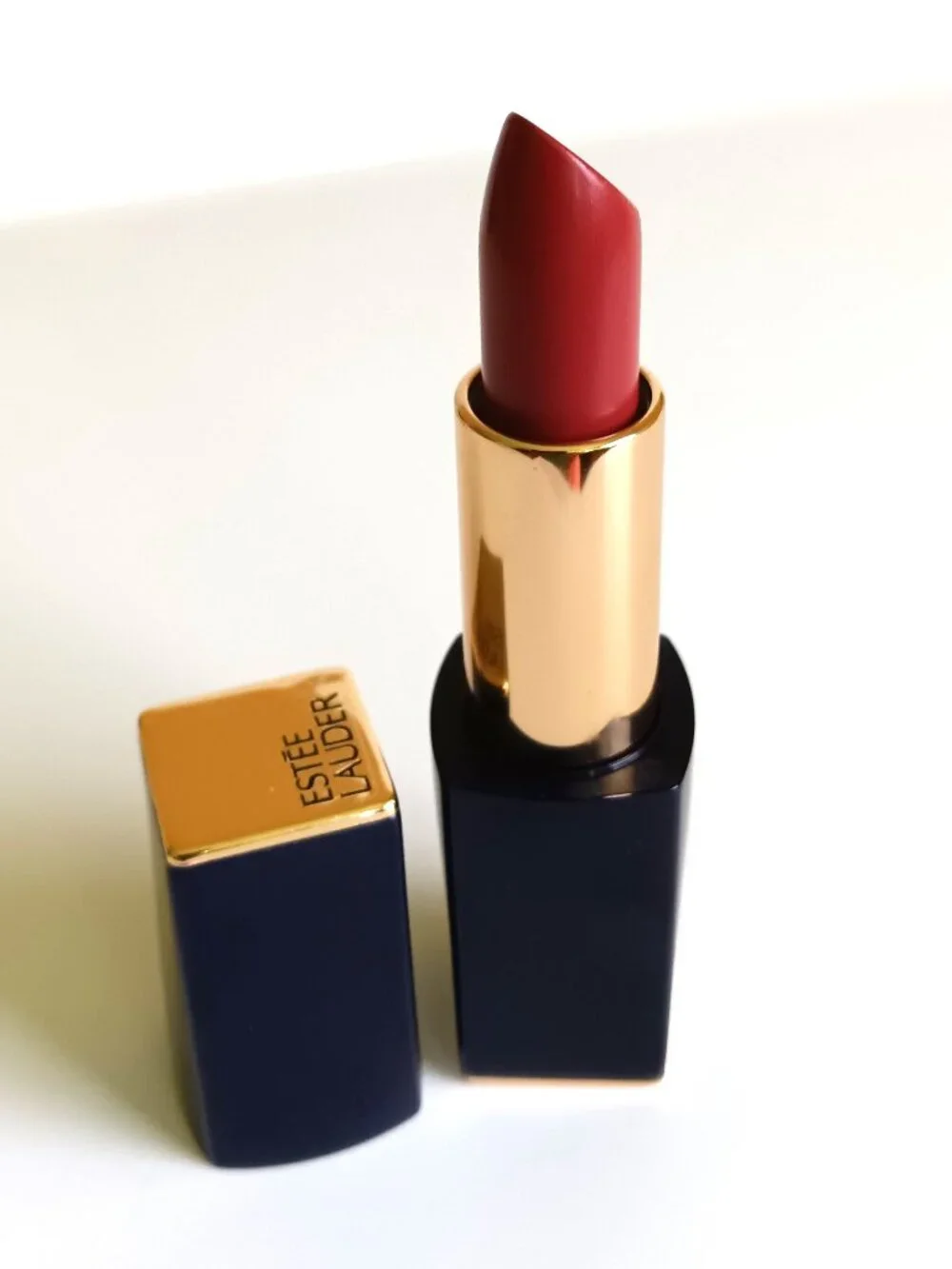 Estee Lauder - Silky Creamy Lipstick. Shade: Rebellious Rose - 3.5 g.